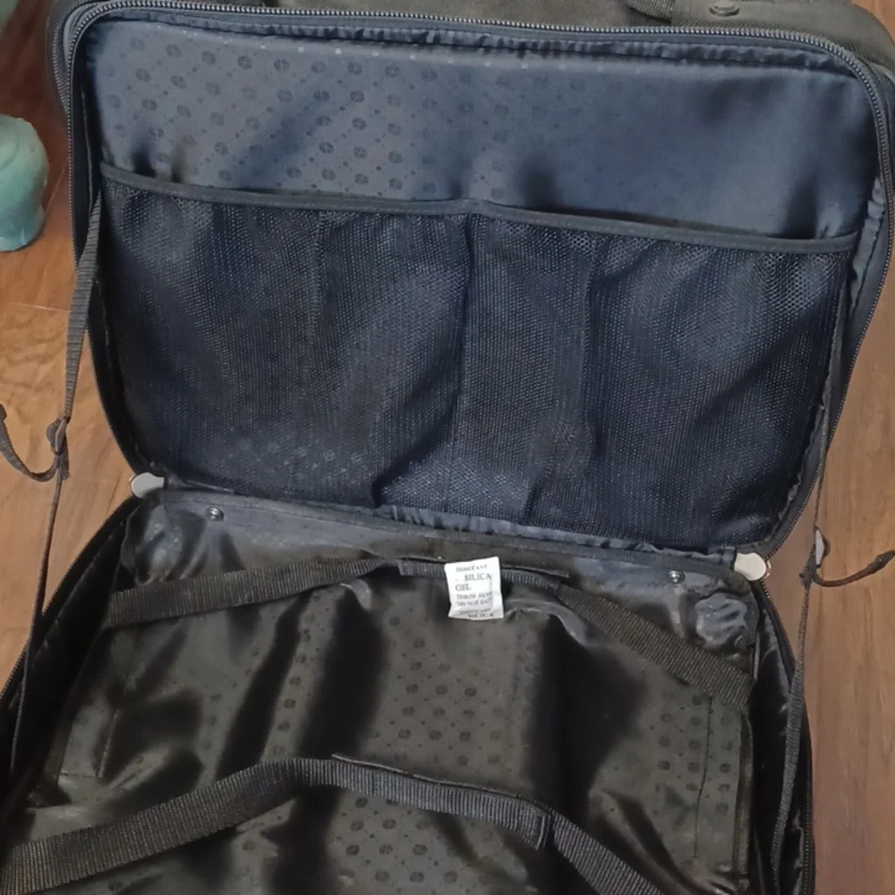 Foray Rolling Laptop/Computer/Pilot/Flight Travel Bag. Multiple Partitions - Picture 12 of 16